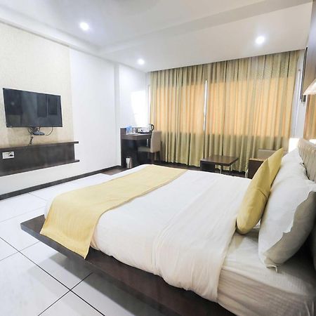 Palette Hotel Surya Vadodara Ngoại thất bức ảnh