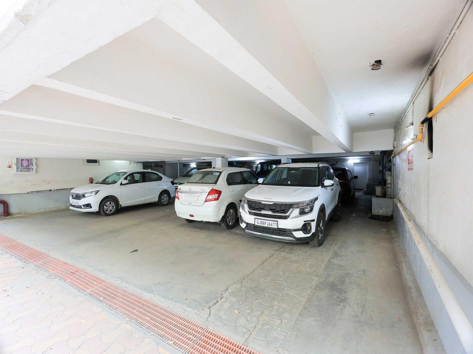 Palette Hotel Surya Vadodara Ngoại thất bức ảnh