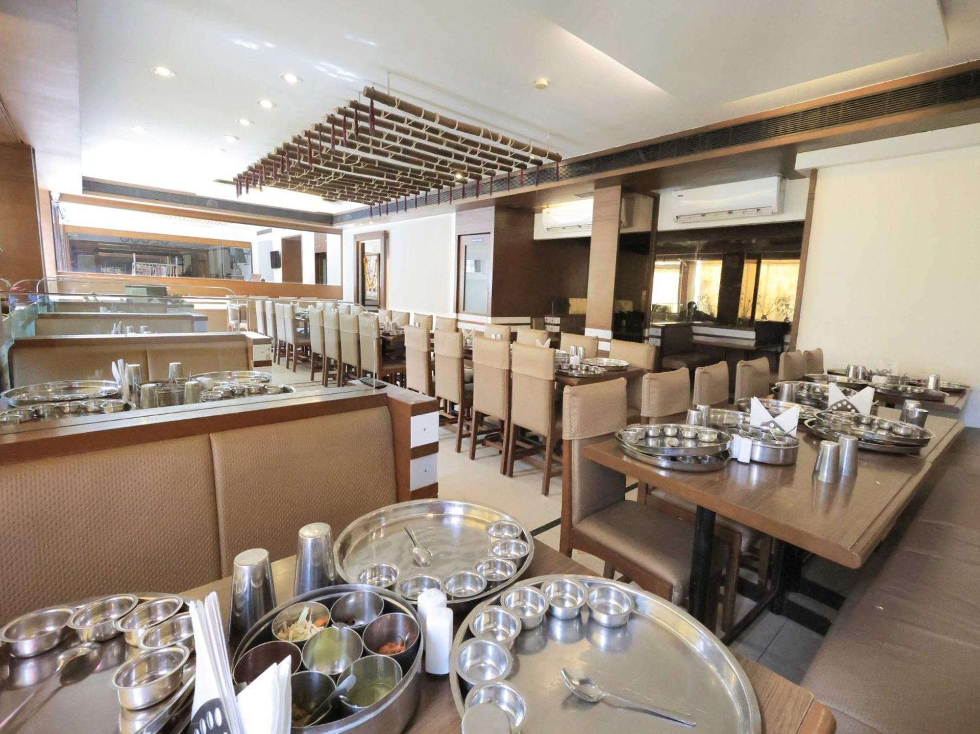 Palette Hotel Surya Vadodara Ngoại thất bức ảnh