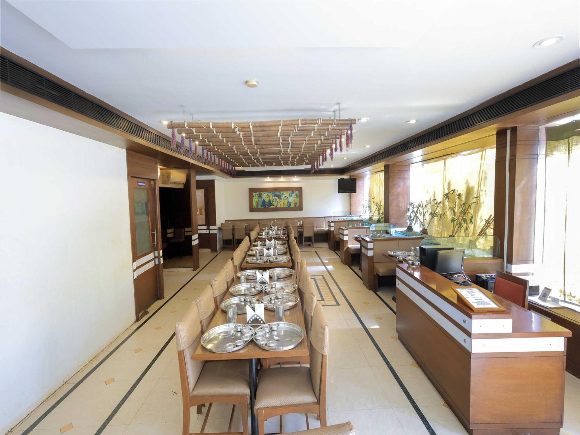 Palette Hotel Surya Vadodara Ngoại thất bức ảnh