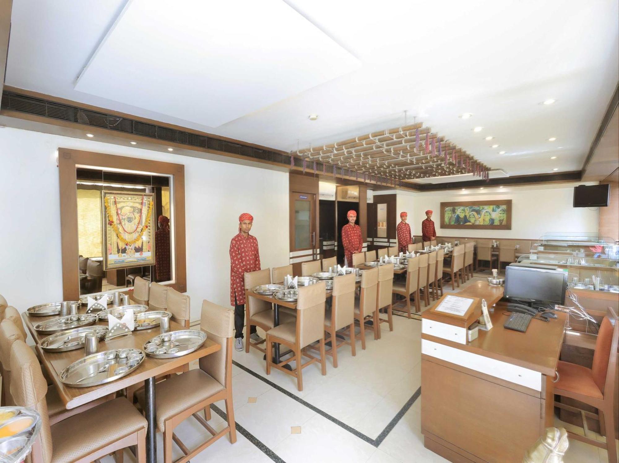 Palette Hotel Surya Vadodara Ngoại thất bức ảnh