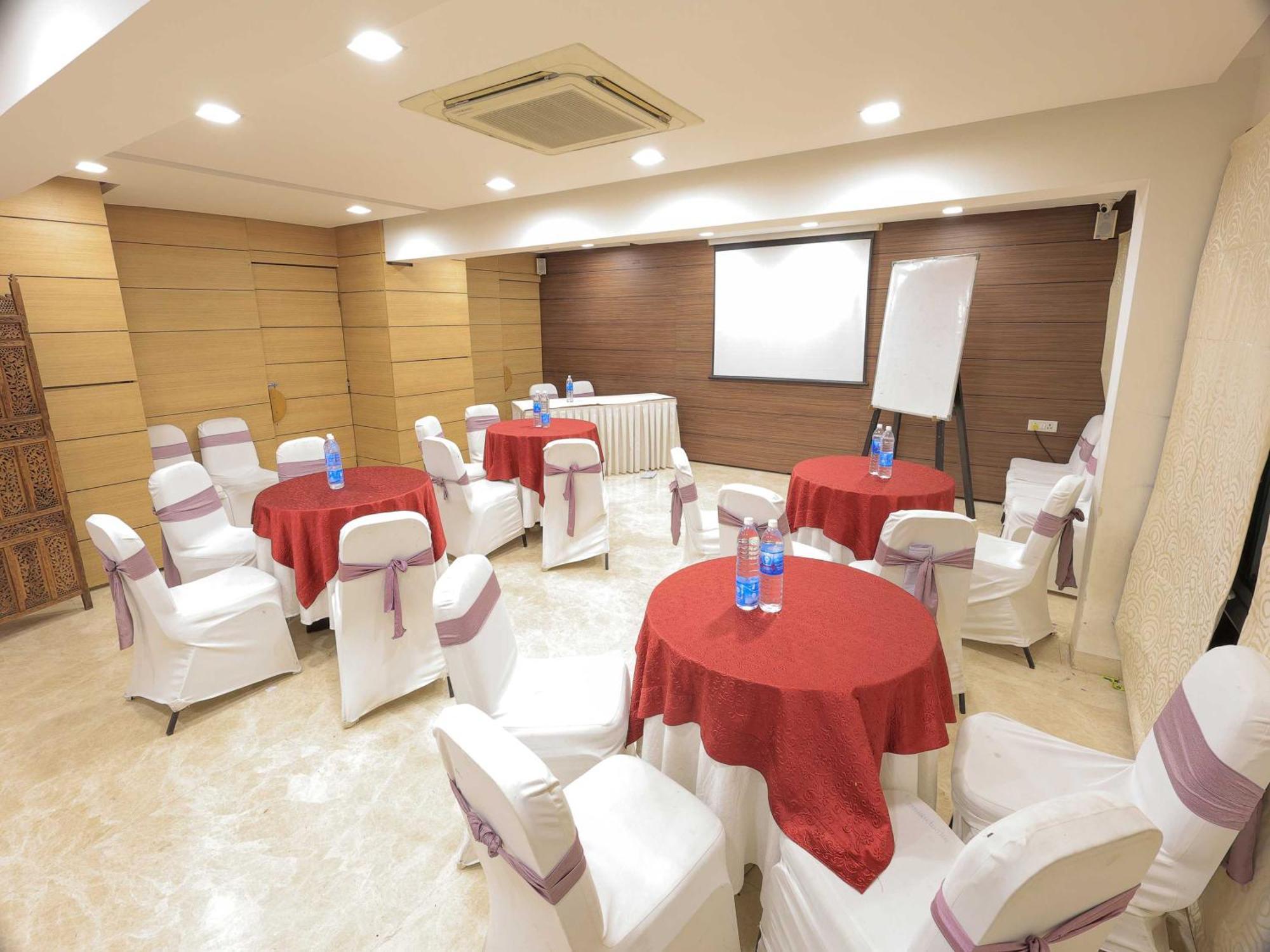 Palette Hotel Surya Vadodara Ngoại thất bức ảnh