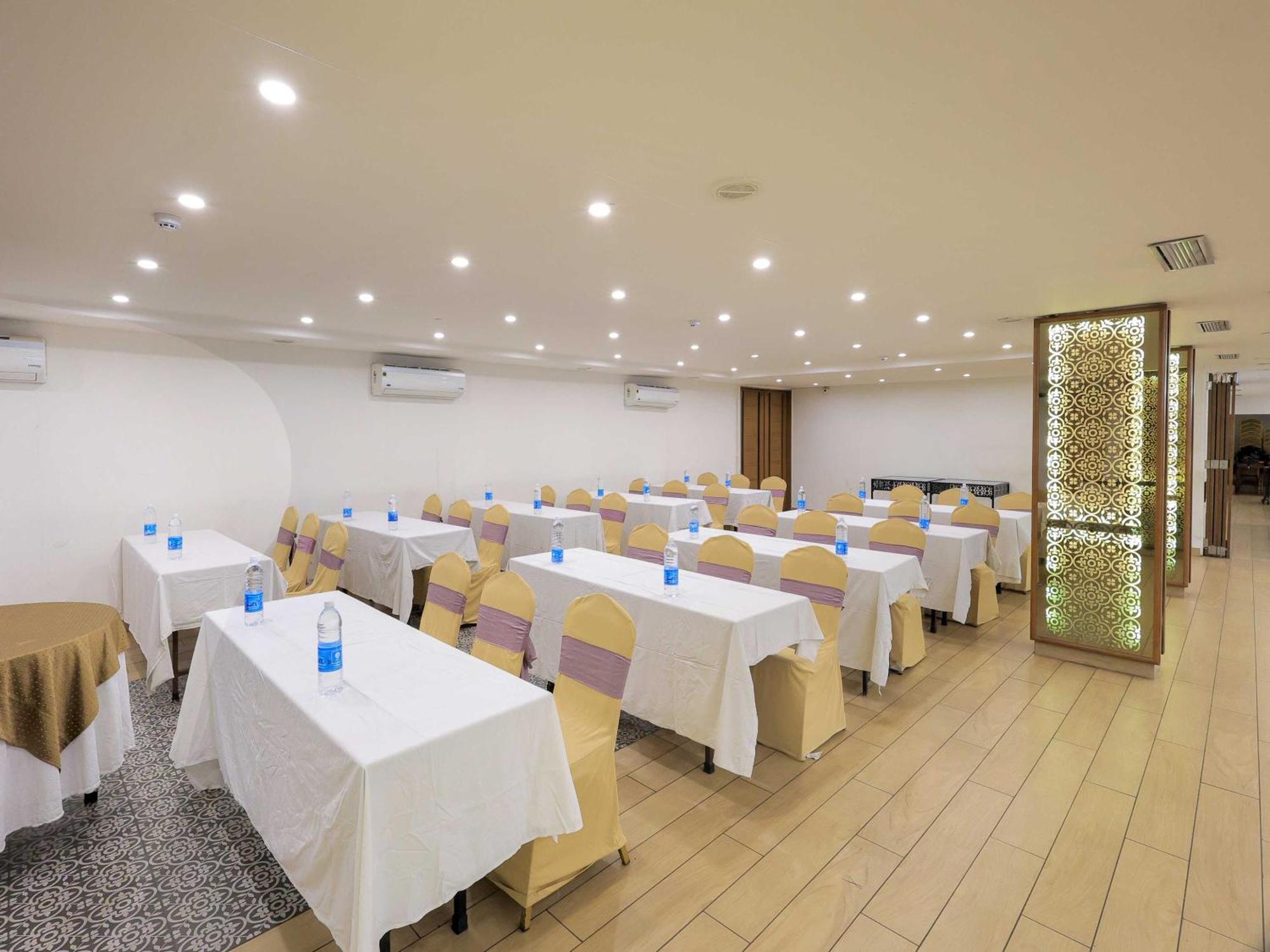 Palette Hotel Surya Vadodara Ngoại thất bức ảnh