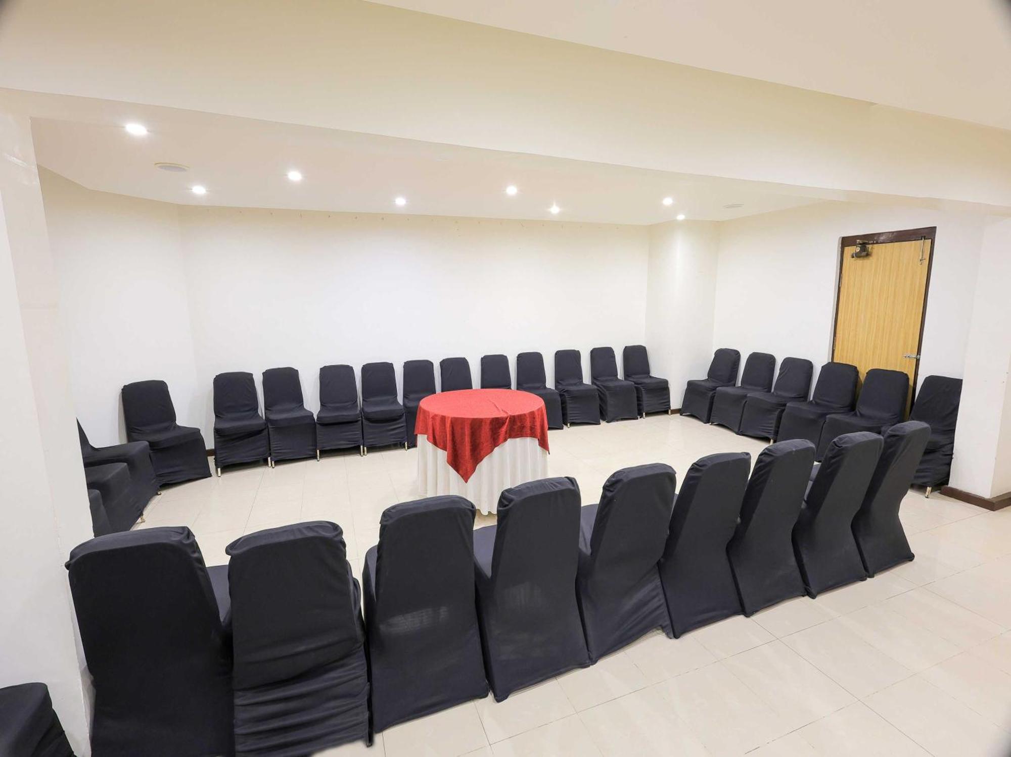 Palette Hotel Surya Vadodara Ngoại thất bức ảnh