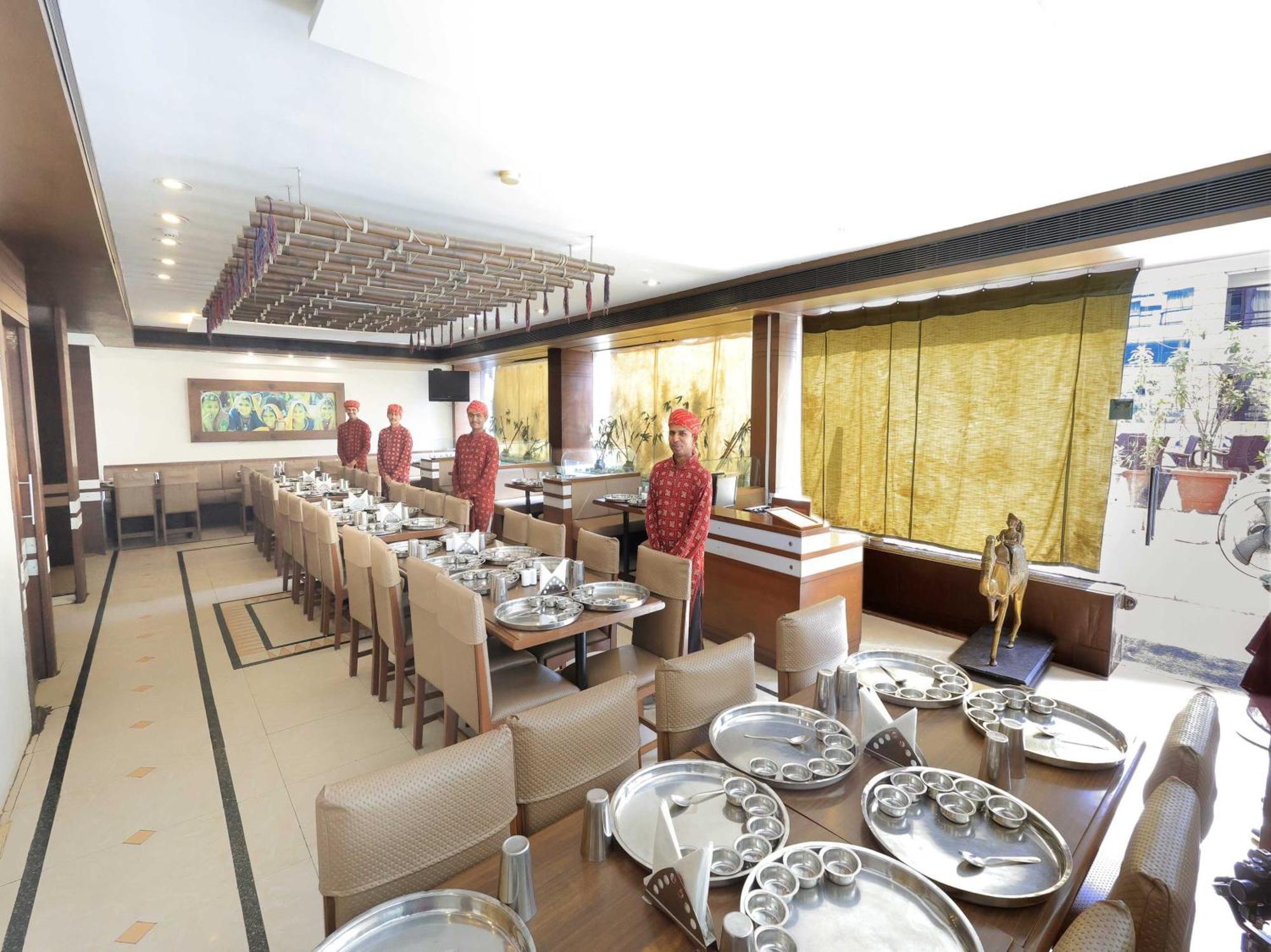 Palette Hotel Surya Vadodara Ngoại thất bức ảnh