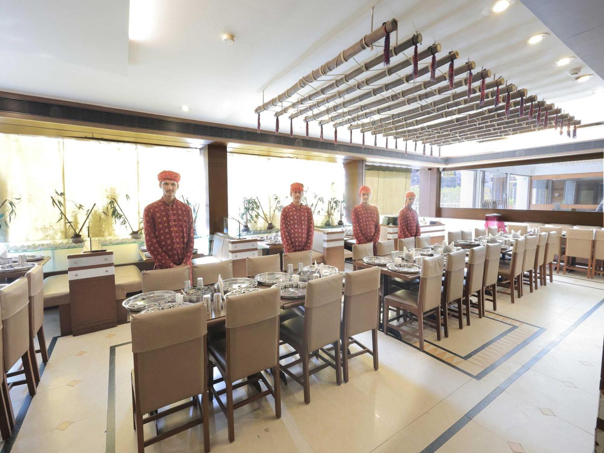 Palette Hotel Surya Vadodara Ngoại thất bức ảnh