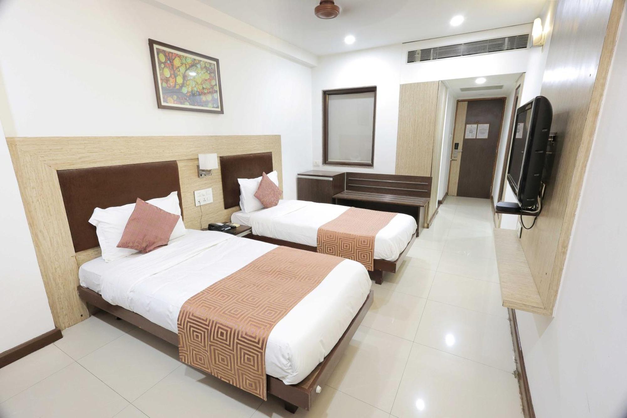 Palette Hotel Surya Vadodara Ngoại thất bức ảnh