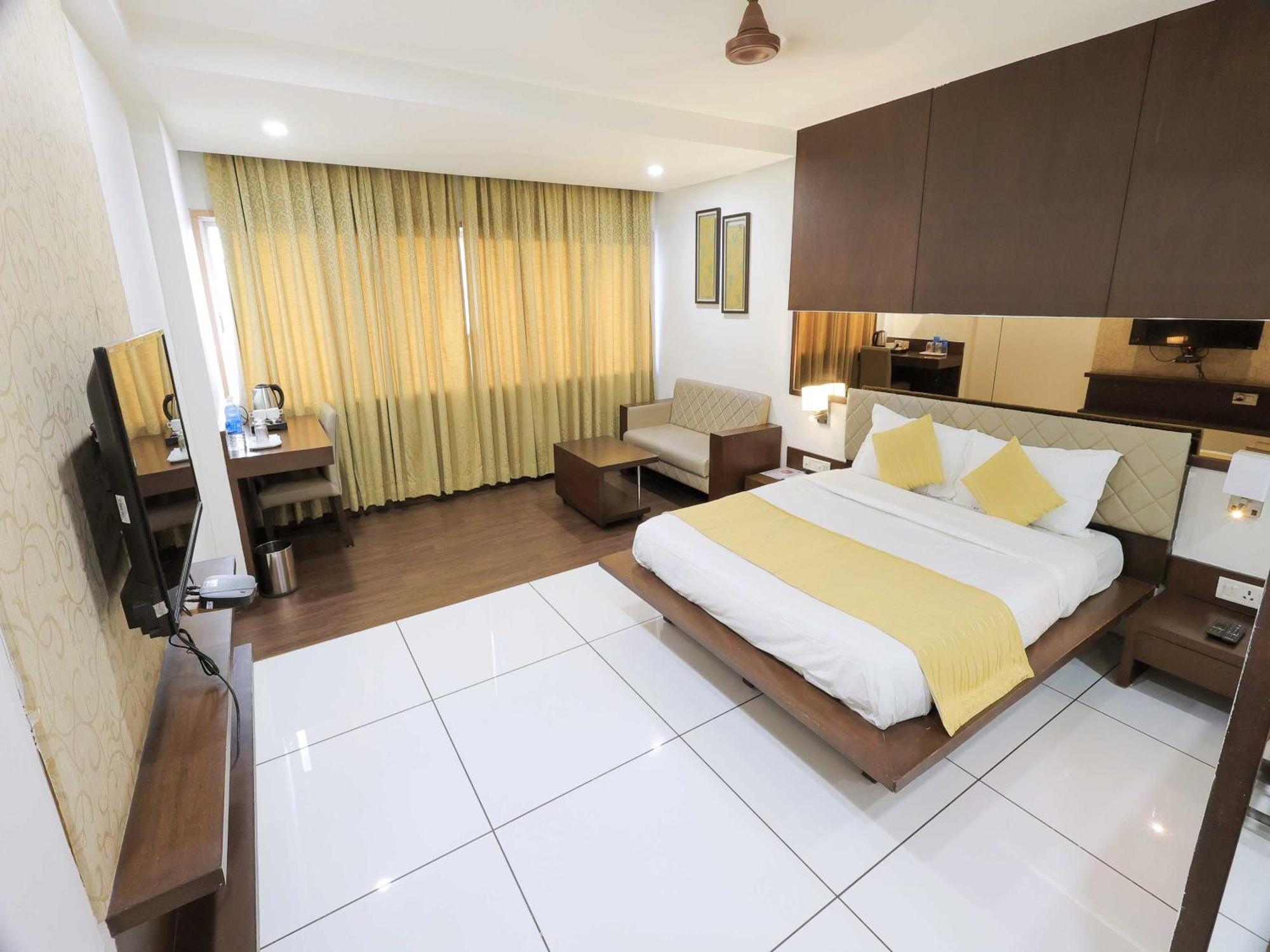 Palette Hotel Surya Vadodara Ngoại thất bức ảnh