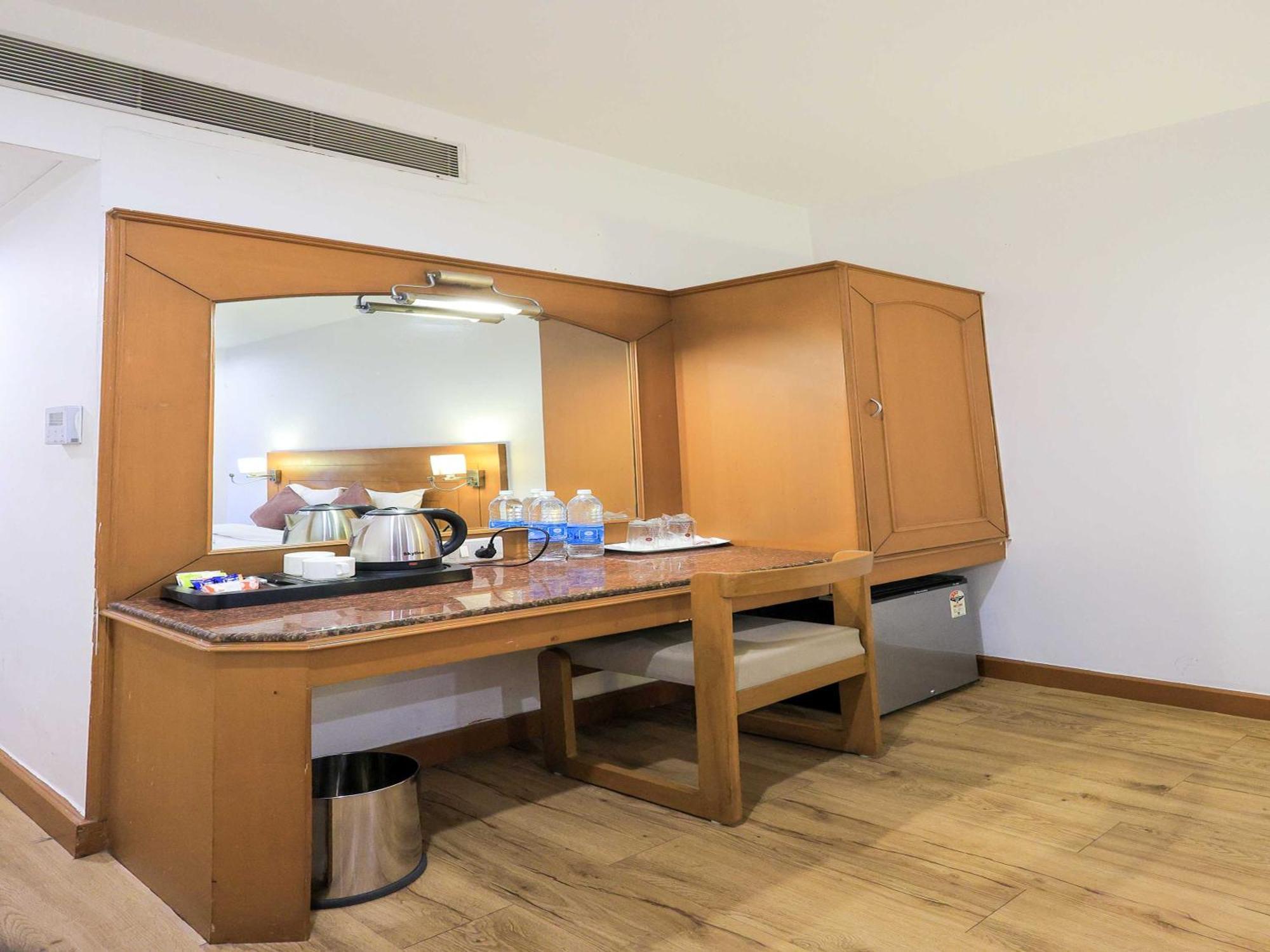 Palette Hotel Surya Vadodara Ngoại thất bức ảnh